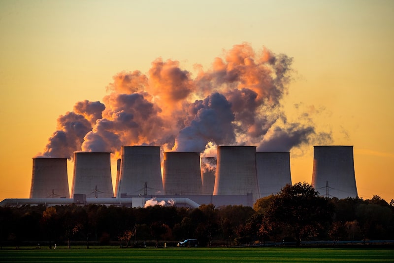Vapor d'água sai pelas torres de resfriamento da usina de energia em Jaenschwalde, na Alemanha Vapor d'água sai pelas torres de resfriamento da usina de energia em Jaenschwalde, na Alemanha
