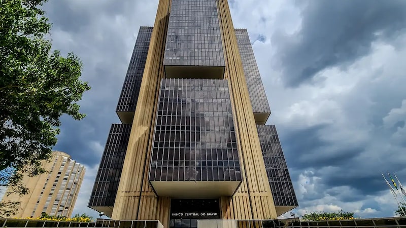 Ibovespa cai e dólar sobe a R$ 5,17 com ata do Copom e pressão do exterior Ibovespa cai e dólar sobe a R$ 5,17 com ata do Copom e pressão do exterior