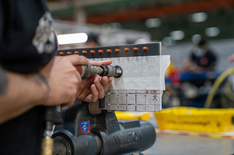 Un trabajador aprende técnicas mecánicas, entre ellas el remachado, en el Centro de Formación Básica de Boeing Co., en Renton (Washington, EE. UU.), el miércoles 15 de abril de 2026. Un trabajador aprende técnicas mecánicas, entre ellas el remachado, en el Centro de Formación Básica de Boeing Co., en Renton (Washington, EE. UU.), el miércoles 15 de abril de 2026.