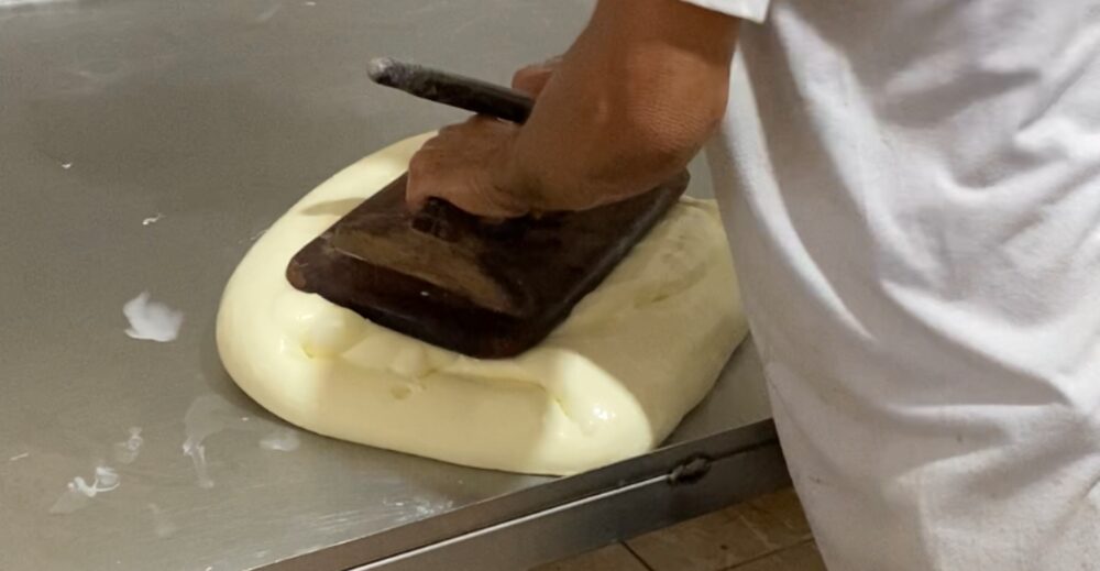 La nación suramericana se convirtió en el segundo mayor productor de Latinoamérica, aunque aún no ha logrado hacerse un puesto en los World Cheese Awards. La nación suramericana se convirtió en el segundo mayor productor de Latinoamérica, aunque aún no ha logrado hacerse un puesto en los World Cheese Awards.