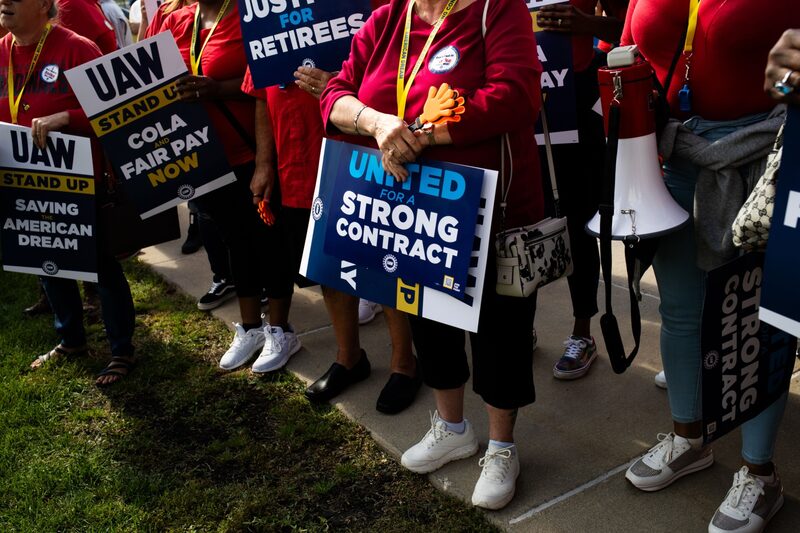 Alrededor de 146.000 trabajadores afiliados al sindicato United Auto Workers (UAW) han presentado una serie de peticiones para aumentar hasta 40% sus salarios para los próximos cuatro años, beneficios como una semana laboral de 32 horas -algo inaudito en la industria manufacturera estadounidense- y otras protecciones. Alrededor de 146.000 trabajadores afiliados al sindicato United Auto Workers (UAW) han presentado una serie de peticiones para aumentar hasta 40% sus salarios para los próximos cuatro años, beneficios como una semana laboral de 32 horas -algo inaudito en la industria manufacturera estadounidense- y otras protecciones.