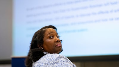 Lisa Cook diz que Fed pode não ser capaz de conter desemprego gerado por IA Lisa Cook diz que Fed pode não ser capaz de conter desemprego gerado por IA