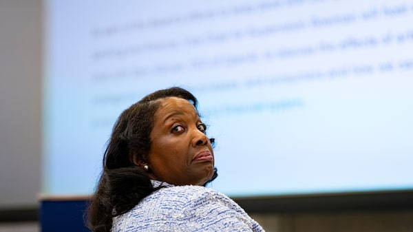 Lisa Cook diz que Fed pode não ser capaz de conter desemprego gerado por IA Lisa Cook diz que Fed pode não ser capaz de conter desemprego gerado por IA