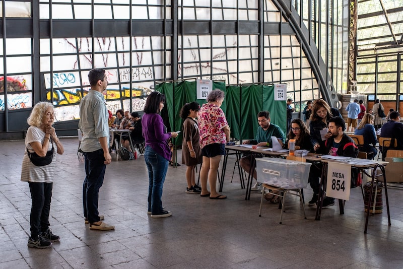Votantes esperan en fila para emitir su voto en un colegio electoral durante el referéndum constitucional en Santiago, Chile, el domingo 17 de diciembre de 2023. Fotógrafo: Cristóbal Olivares/Bloomberg Votantes esperan en fila para emitir su voto en un colegio electoral durante el referéndum constitucional en Santiago, Chile, el domingo 17 de diciembre de 2023. Fotógrafo: Cristóbal Olivares/Bloomberg