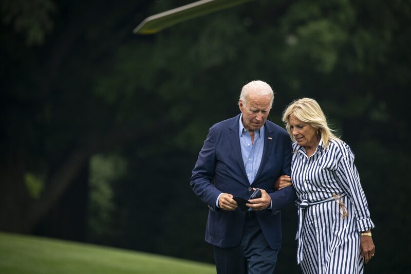 El médico del presidente dijo que Biden está “sano” y “vigoroso” tras un examen físico rutinario el 16 de febrero. El médico del presidente dijo que Biden está “sano” y “vigoroso” tras un examen físico rutinario el 16 de febrero.