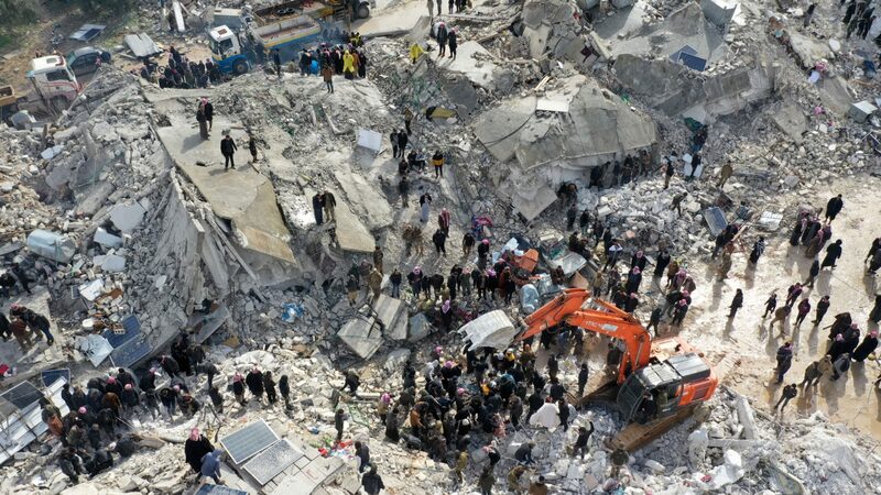 Número de mortos na Turquia supera 11 mil; Bolsa do país suspende negociações Número de mortos na Turquia supera 11 mil; Bolsa do país suspende negociações