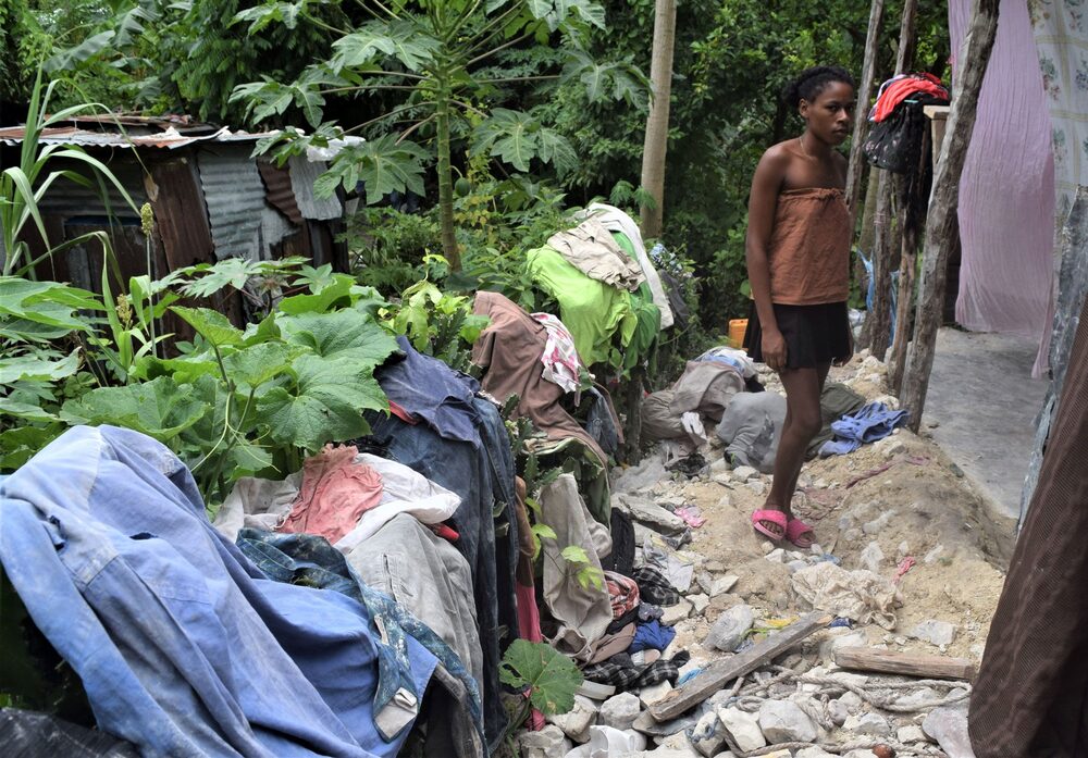 Una familia permanece en una casa dañada por el terremoto en Saint-Louis-du-Sud. Una familia permanece en una casa dañada por el terremoto en Saint-Louis-du-Sud.