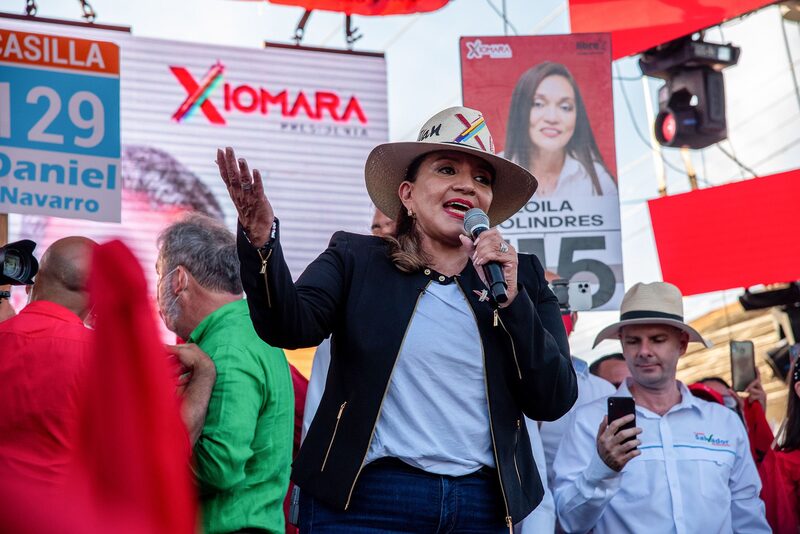 Xiomara Castro cuenta con 53,44% de los votos, tras la contabilización de 16% de las actas. Xiomara Castro cuenta con 53,44% de los votos, tras la contabilización de 16% de las actas.