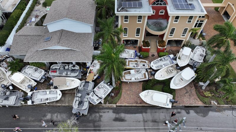 Barcos amontonados frente a las casas tras el paso del huracán Helene en Treasure Island, Florida, el 28 de septiembre. Barcos amontonados frente a las casas tras el paso del huracán Helene en Treasure Island, Florida, el 28 de septiembre.