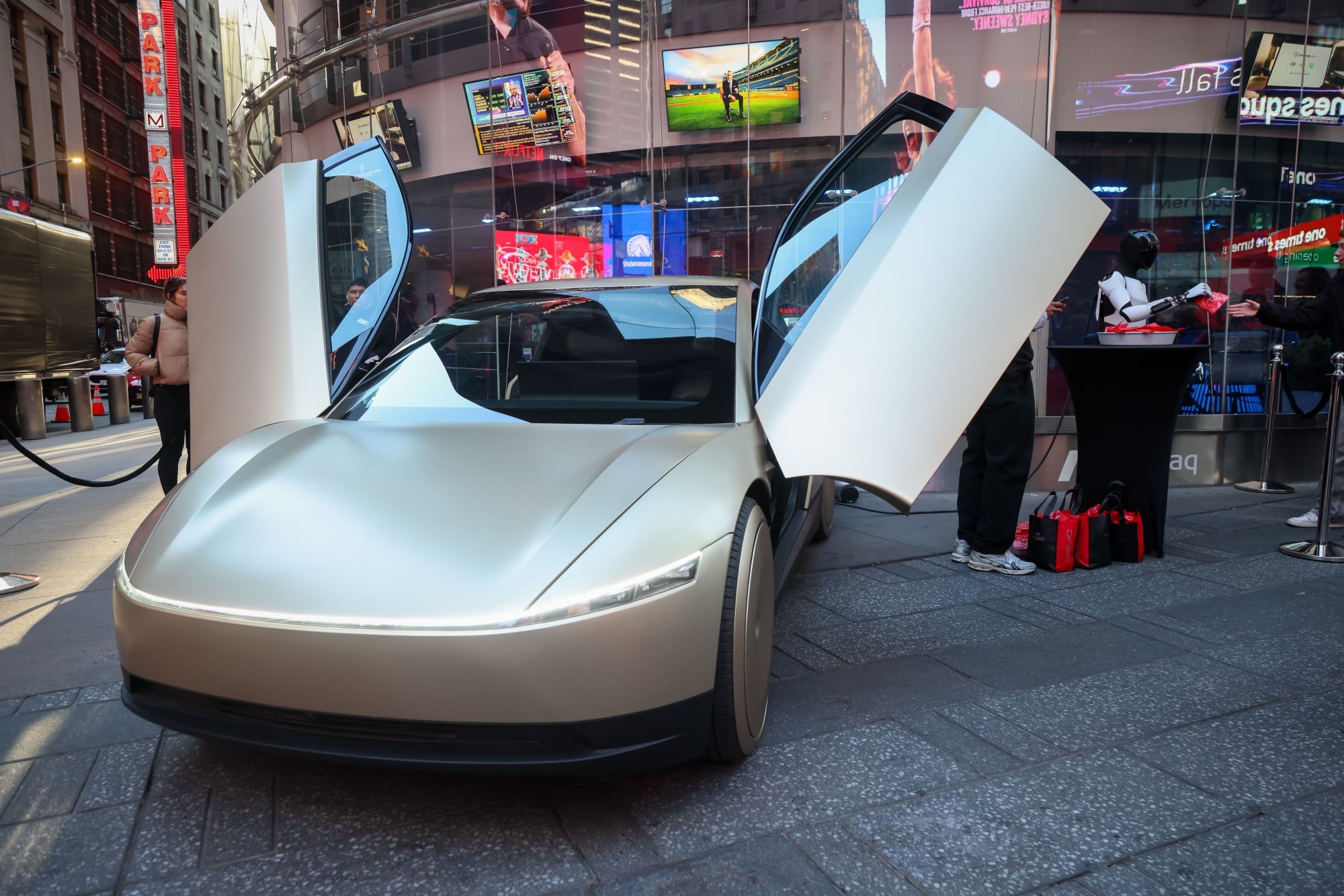 Musk lanza el Cybercab, un auto sin volante ni pedales, mientras las acciones de Tesla caen 21% en el año