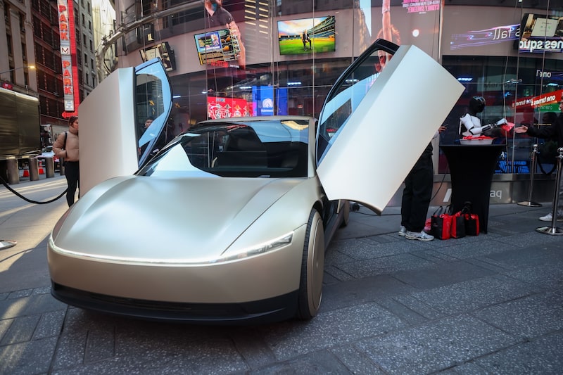 Un prototipo del Tesla Cybercab frente al Nasdaq MarketSite en Nueva York. Fotógrafo: Michael Nagle/Bloomberg. Un prototipo del Tesla Cybercab frente al Nasdaq MarketSite en Nueva York. Fotógrafo: Michael Nagle/Bloomberg.
