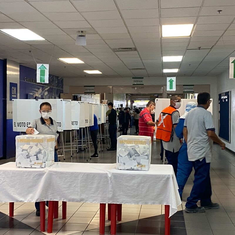 Trabajadores de General Motors, planta Silao, Guanajuato, durante la consulta para elegir a nuevo sindicato. Trabajadores de General Motors, planta Silao, Guanajuato, durante la consulta para elegir a nuevo sindicato.