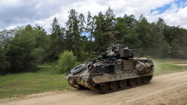 EE.UU. y Alemania aumentan apoyo a Ucrania con envío de vehículos blindados EE.UU. y Alemania aumentan apoyo a Ucrania con envío de vehículos blindados