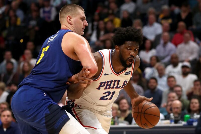 Nikola Jokic #15 de los Denver Nuggets protege a Joel Embiid #21 de los Philadelphia 76ers en el cuarto trimestre en el Pepsi Center el 08 de noviembre de 2019 en Denver, Colorado. Nikola Jokic #15 de los Denver Nuggets protege a Joel Embiid #21 de los Philadelphia 76ers en el cuarto trimestre en el Pepsi Center el 08 de noviembre de 2019 en Denver, Colorado.