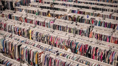 Un tercio de la ropa importada en El Salvador es de segunda mano: el auge del mercado de los US$3 Un tercio de la ropa importada en El Salvador es de segunda mano: el auge del mercado de los US$3