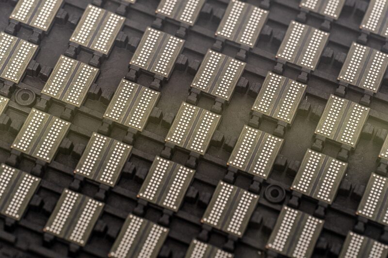 El debate político, que sigue abierto, se centra en la cuestión de cómo regular los envíos de semiconductores a lugares fuera de China. El debate político, que sigue abierto, se centra en la cuestión de cómo regular los envíos de semiconductores a lugares fuera de China.
