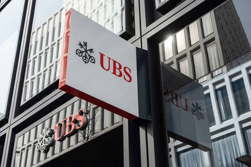 A aquisição do Credit Suisse aumentou o quadro de funcionários global do UBS em cerca de 45.000 para cerca de 120.000 A aquisição do Credit Suisse aumentou o quadro de funcionários global do UBS em cerca de 45.000 para cerca de 120.000
