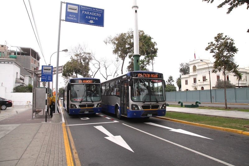 En una imagen referencial, buses del corredor complementario circulan en Lima el 19 de agosto. En una imagen referencial, buses del corredor complementario circulan en Lima el 19 de agosto.