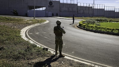 José Antonio Kast, presidente electo de Chile, visita la cárcel CECOT de El Salvador José Antonio Kast, presidente electo de Chile, visita la cárcel CECOT de El Salvador