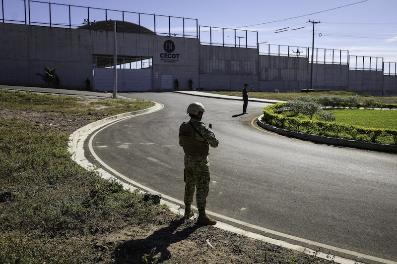 José Antonio Kast, presidente electo de Chile, visita la cárcel CECOT de El Salvador. José Antonio Kast, presidente electo de Chile, visita la cárcel CECOT de El Salvador.