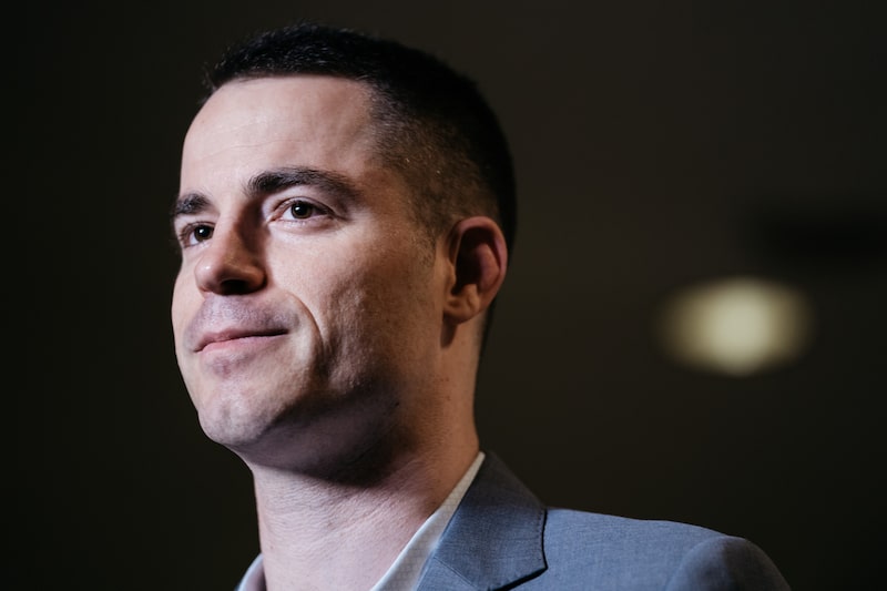 Las autoridades estadounidenses acusan a Roger Ver de no haber informado las ganancias de capital ni de haber pagado impuestos sobre sus tenencias de Bitcoin, las cuales comenzó a adquirir en 2011. Las autoridades estadounidenses acusan a Roger Ver de no haber informado las ganancias de capital ni de haber pagado impuestos sobre sus tenencias de Bitcoin, las cuales comenzó a adquirir en 2011.