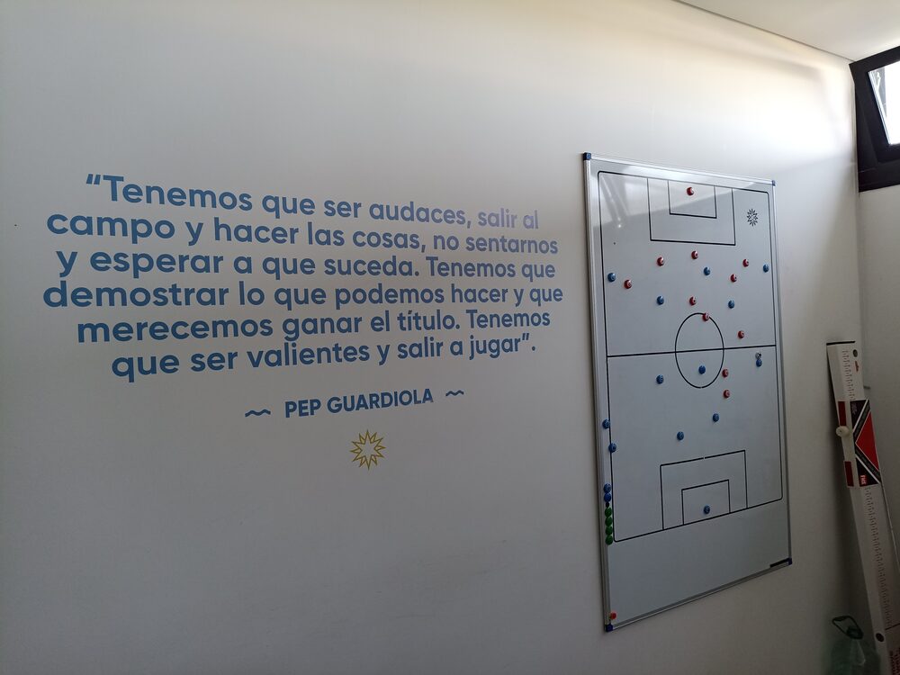 Una de las frases de Guardiola en la oficina del director técnico de Montevideo City Torque. Una de las frases de Guardiola en la oficina del director técnico de Montevideo City Torque.