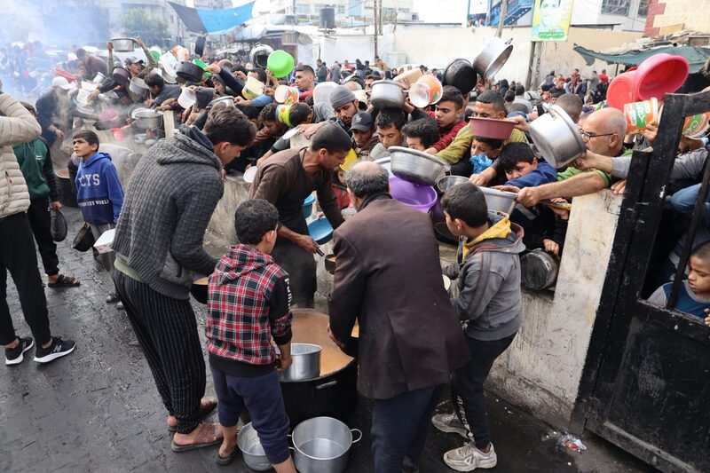 Palestinos recogen alimentos gratuitos de un hospicio de voluntarios en Rafah, sur de Gaza, el domingo 17 de diciembre de 2023. Fotógrafo: Ahmad Salem/Bloomberg Palestinos recogen alimentos gratuitos de un hospicio de voluntarios en Rafah, sur de Gaza, el domingo 17 de diciembre de 2023. Fotógrafo: Ahmad Salem/Bloomberg