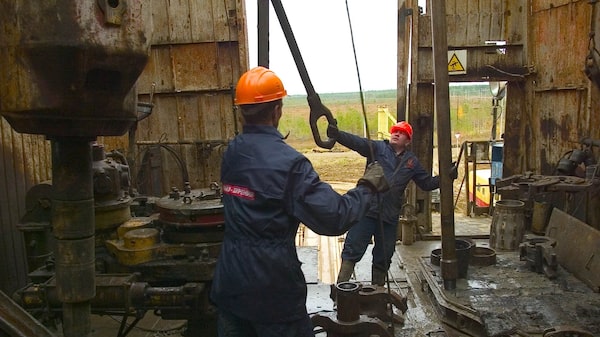 Petróleo sube mientras crisis global de refinación impulsa costos del combustible Petróleo sube mientras crisis global de refinación impulsa costos del combustible