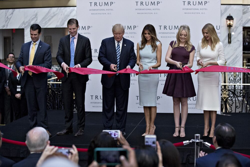 Donald Trump con Donald Trump Jr, Eric Trump, Melania Trump, Tiffany Trump e Ivanka Trump en el Trump International Hotel en Washington, DC. Donald Trump con Donald Trump Jr, Eric Trump, Melania Trump, Tiffany Trump e Ivanka Trump en el Trump International Hotel en Washington, DC.