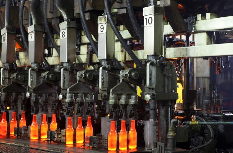 A nova unidade da Ambev vai produzir garrafas no Paraná a partir da reciclagem de cacos e retornáveis, que podem ser reutilizadas mais de 20 vezes ao ano A nova unidade da Ambev vai produzir garrafas no Paraná a partir da reciclagem de cacos e retornáveis, que podem ser reutilizadas mais de 20 vezes ao ano