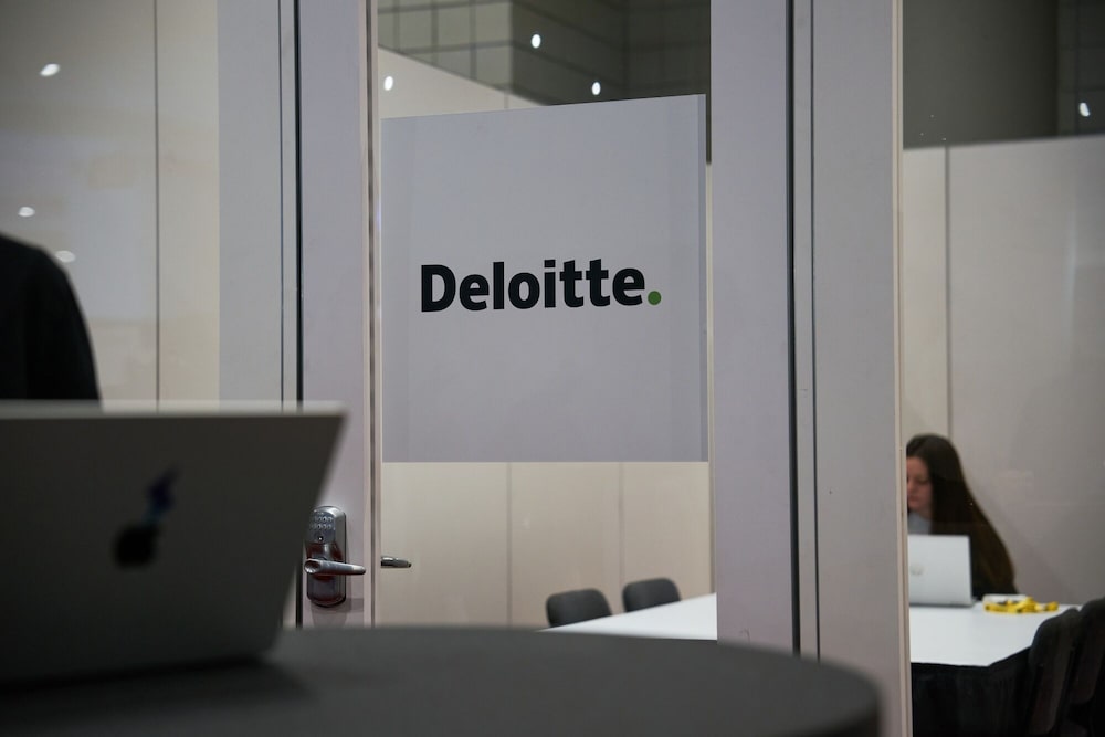 Cartel de Deloitte durante la Cumbre de IA de Nueva York 2023, celebrada en Nueva York, EE.UU., el miércoles 6 de diciembre de 2023. Cartel de Deloitte durante la Cumbre de IA de Nueva York 2023, celebrada en Nueva York, EE.UU., el miércoles 6 de diciembre de 2023.