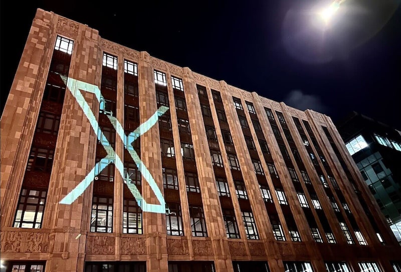 Linda Yaccarino, CEO do Twitter, postou a imagem refletida no edifício sede da empresa Linda Yaccarino, CEO do Twitter, postou a imagem refletida no edifício sede da empresa