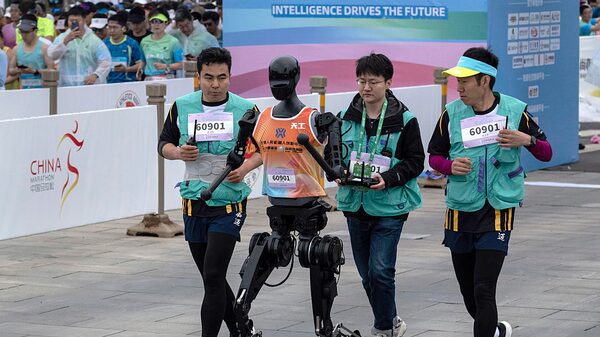 Corrida de robôs na China tem quedas, fumaça e vencedor com velocidade de 8 km/h Corrida de robôs na China tem quedas, fumaça e vencedor com velocidade de 8 km/h