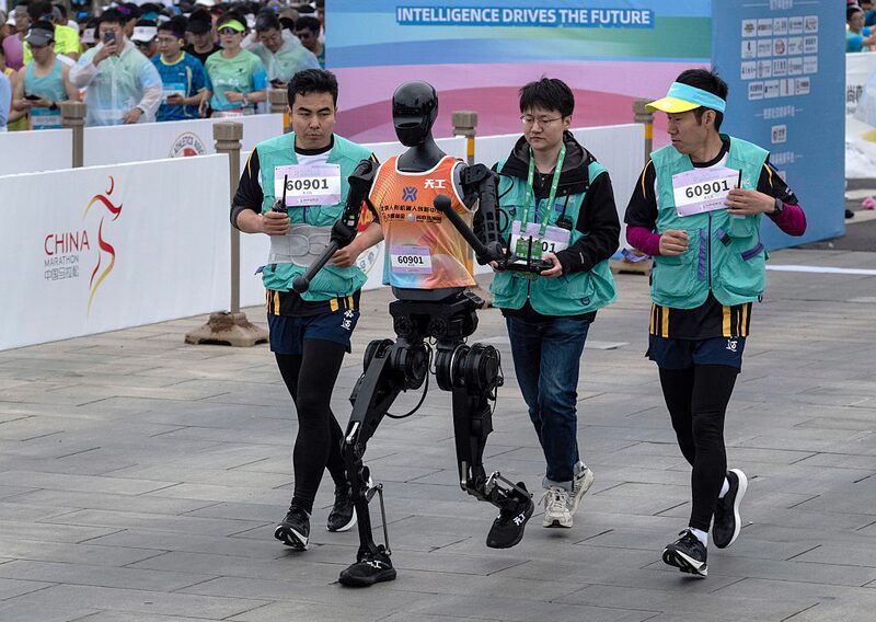 O vencedor foi Tiangong Ultra, de 1,80 m, que chegou à linha de chegada em 2h40 min, muito atrás do desempenho de uma hora dos corredores humanos (Foto: Kevin Frayer/Getty Images) O vencedor foi Tiangong Ultra, de 1,80 m, que chegou à linha de chegada em 2h40 min, muito atrás do desempenho de uma hora dos corredores humanos (Foto: Kevin Frayer/Getty Images)