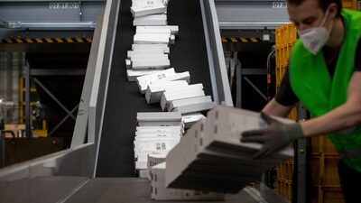 EUA enviam cheque de auxílio emergencial para mais de 1 milhão de beneficiários mortos EUA enviam cheque de auxílio emergencial para mais de 1 milhão de beneficiários mortos