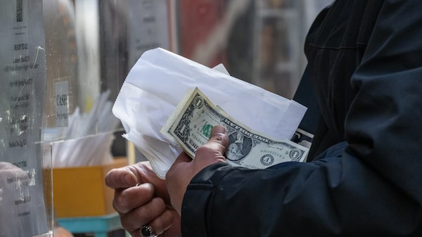 Dólar cae 0,4% tras débil dato de empleo en EE.UU. que reduce apuestas por alza de tasas de la Fed Dólar cae 0,4% tras débil dato de empleo en EE.UU. que reduce apuestas por alza de tasas de la Fed