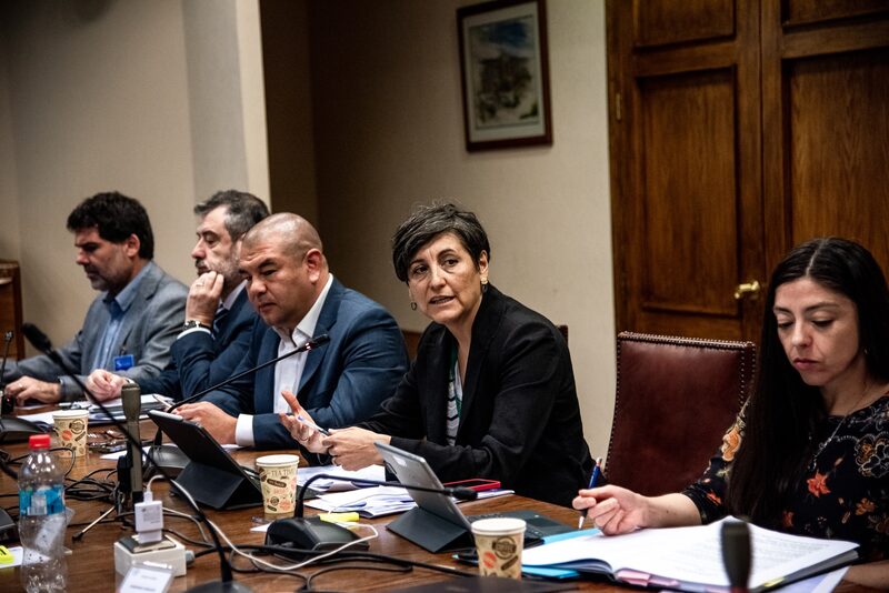 Ximena Aguilera, ministra de Salud de Chile, en el centro, habla junto al titular del regulador de salud, Víctor Torres, en el edificio del Congreso Nacional en Valparaíso, Chile, el martes 7 de marzo de 2023. Fotógrafo: Cristóbal Olivares/Bloomberg Ximena Aguilera, ministra de Salud de Chile, en el centro, habla junto al titular del regulador de salud, Víctor Torres, en el edificio del Congreso Nacional en Valparaíso, Chile, el martes 7 de marzo de 2023. Fotógrafo: Cristóbal Olivares/Bloomberg