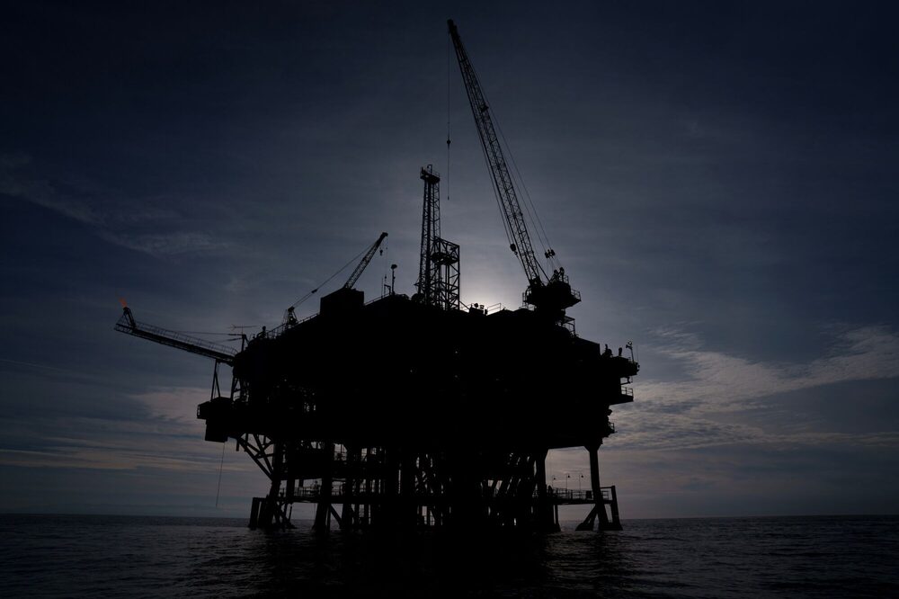 Plataforma petrolera en alta mar al atardecer, mientras aumenta la oferta de crudo. Plataforma petrolera en alta mar al atardecer, mientras aumenta la oferta de crudo.