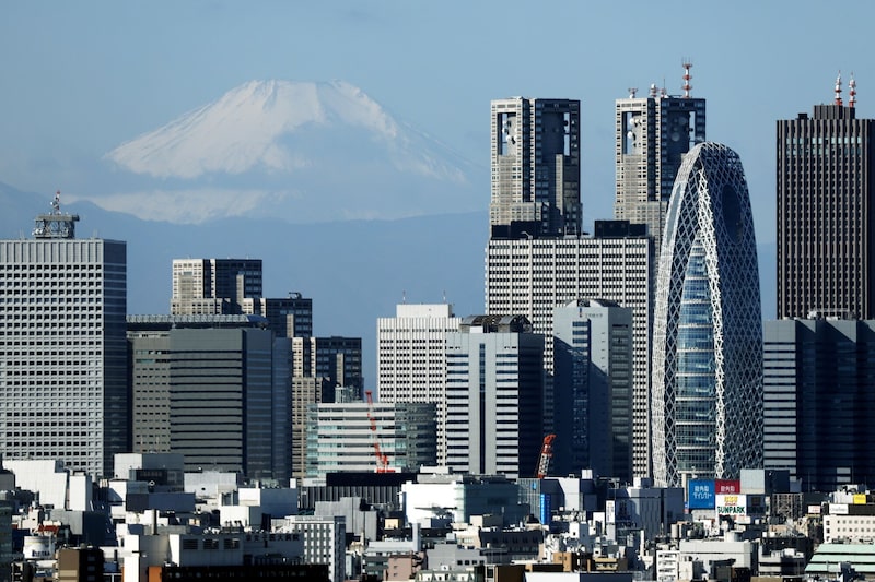 El monte Fuji y el horizonte de Shinjuku en Tokio. El monte Fuji y el horizonte de Shinjuku en Tokio.