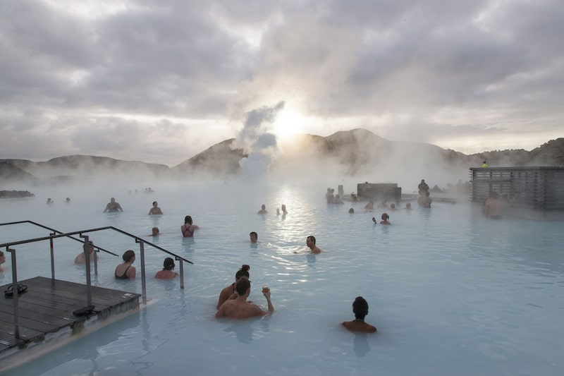 O banho nas águas termais da Lagoa Azul em Grindavik, na Islândia, é um dos principais roteiros dos turistas no país nórdico O banho nas águas termais da Lagoa Azul em Grindavik, na Islândia, é um dos principais roteiros dos turistas no país nórdico