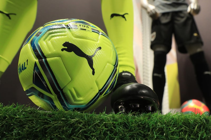 El logotipo de Puma se exhibe en un expositor de ropa de fútbol durante la conferencia de prensa sobre los resultados anuales de Puma SE, celebrada en Herzogenaurach, Alemania. El logotipo de Puma se exhibe en un expositor de ropa de fútbol durante la conferencia de prensa sobre los resultados anuales de Puma SE, celebrada en Herzogenaurach, Alemania.