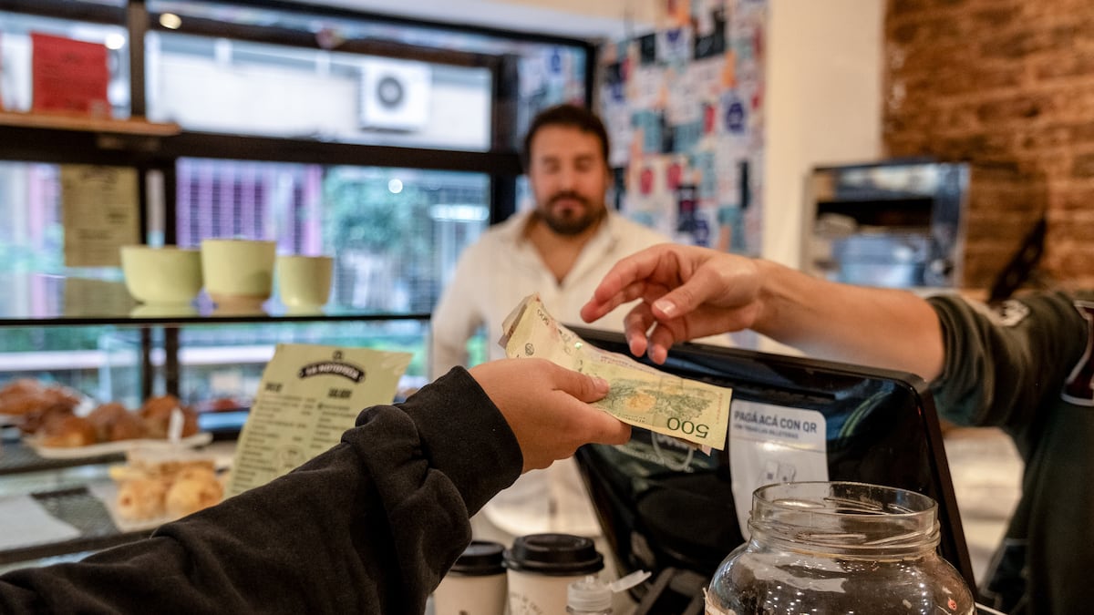Argentina enfrenta el fin de la era del efectivo: billetes en circulación caen a mínimos de 4 años y medio