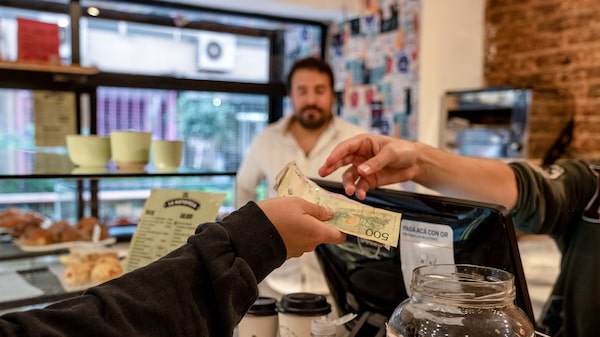 Uso de efectivo en Argentina pasa de pico a mínimos, pero sin gran alivio para bancos Uso de efectivo en Argentina pasa de pico a mínimos, pero sin gran alivio para bancos