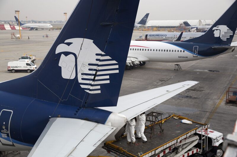 Un avión del Grupo Aeroméxico en el Aeropuerto Internacional Benito Juárez de Ciudad de México, México. Un avión del Grupo Aeroméxico en el Aeropuerto Internacional Benito Juárez de Ciudad de México, México.