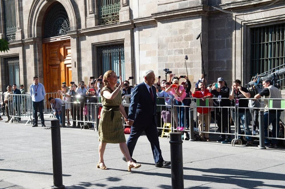 El presidente de México Andrés Manuel López Obrador y su esposa Beatriz Gutiérrez Müller en camino a emitir su voto El presidente de México Andrés Manuel López Obrador y su esposa Beatriz Gutiérrez Müller en camino a emitir su voto