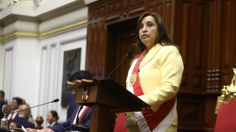 Quem é Dina Boluarte, a primeira mulher a presidir o Peru Quem é Dina Boluarte, a primeira mulher a presidir o Peru