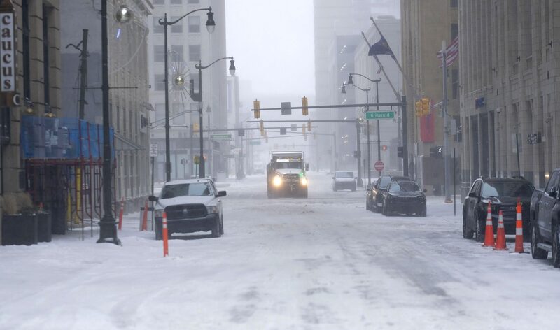 Vehículos intentan despejar las carreteras del centro de Detroit el 23 de diciembre. Vehículos intentan despejar las carreteras del centro de Detroit el 23 de diciembre.