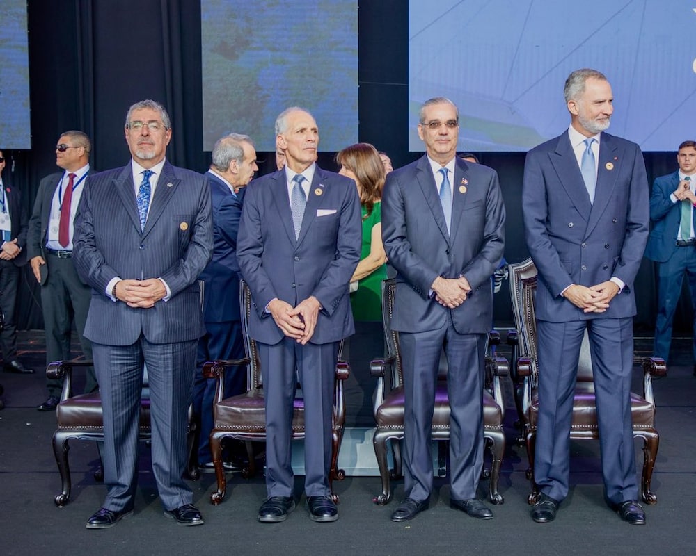 Los presidentes Bernardo Arévalo de León (Guatemala), Nasry Asfura (Honduras) y Luis Abinader (República Dominicana), con el rey Felipe VI, de España, en el traspaso de poderes. Los presidentes Bernardo Arévalo de León (Guatemala), Nasry Asfura (Honduras) y Luis Abinader (República Dominicana), con el rey Felipe VI, de España, en el traspaso de poderes.