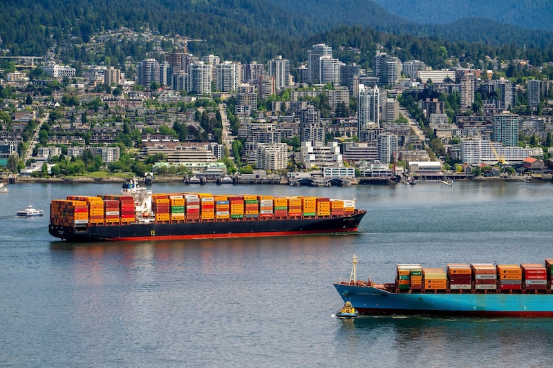 O governo Trump anunciou uma tarifa de 50% sobre parte das importações do Canadá, em mais um capítulo da escalada das tensões comerciais entre os dois maiores parceiros da América do Norte. O governo Trump anunciou uma tarifa de 50% sobre parte das importações do Canadá, em mais um capítulo da escalada das tensões comerciais entre os dois maiores parceiros da América do Norte.