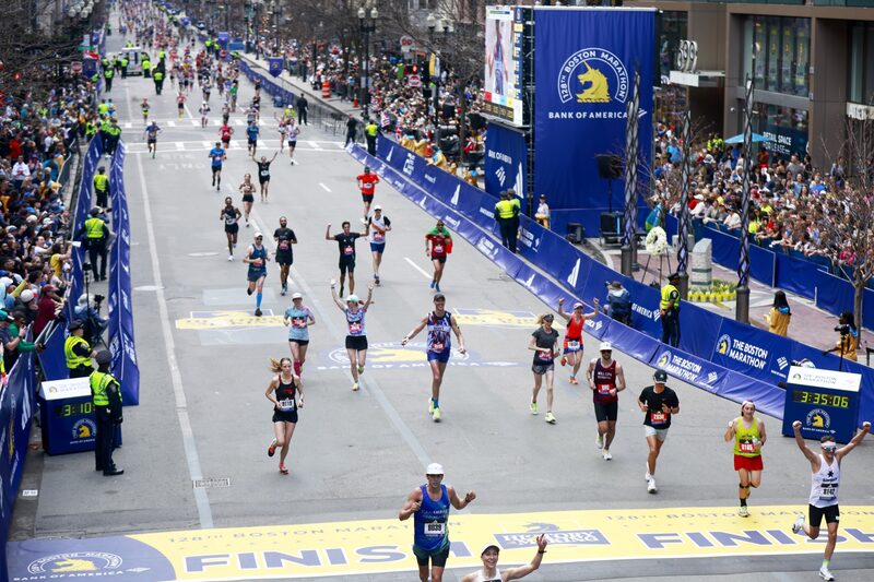 Mais de 30 mil corredores viajaram de todas as partes do mundo para participar da Maratona de Boston em abril, que teve um público de cerca de 500 mil espectadores Mais de 30 mil corredores viajaram de todas as partes do mundo para participar da Maratona de Boston em abril, que teve um público de cerca de 500 mil espectadores